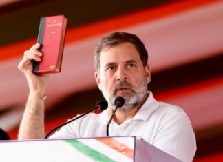 मंच से राहुल गांधी ने कांग्रेस कार्यकर्ताओं से की संविधान बचाने की अपील, कहा भाजपा-RSS कर रही बाबा साहब का अपमान मंच पर राहुल गांधी
