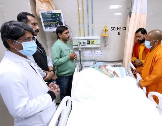 राम मंदिर के पुजारी को देखने PGI पहुंचे CM योगी, डाॅक्टरों से जाना हाल सत्येन्द्र दास