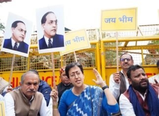 विधानसभा परिसर के बाहर