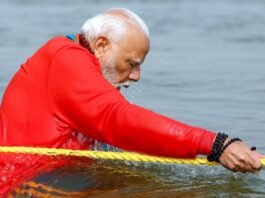 मोदी ने लगाई डुबकी
