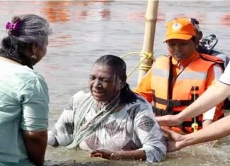 राष्ट्रपति मुर्मू ने त्रिवेणी संगम में लगाई डुबकी, पक्षियों को खिलाया दाना संगम में लगाई डुबकी