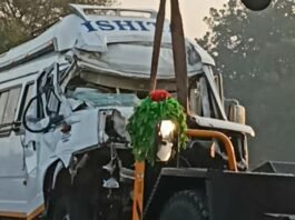 महाकुंभ जा रही श्रद्धालुओं से भरी ट्रैवेलर डंपर से टकराई, चालक समेत चार की मौत, नौ की हालत गंभीर ट्रैवेलर की टक्कर