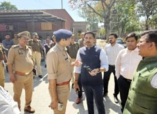 वसूली की शिकायत पर डीएम लखनऊ विशाख जी ने मारा RTO ऑफिस में छापा, दलाल व भ्रष्ट अफसर-कर्मियों में हड़कंप, अवैध केंद्र भी सील डीएम लखनऊ विशाख जी