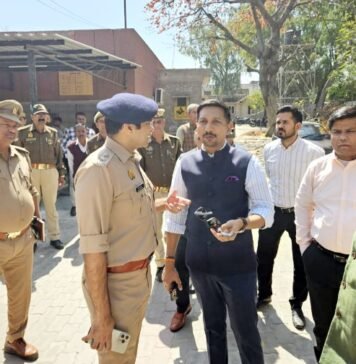 वसूली की शिकायत पर डीएम लखनऊ विशाख जी ने मारा RTO ऑफिस में छापा, दलाल व भ्रष्ट अफसर-कर्मियों में हड़कंप, अवैध केंद्र भी सील डीएम लखनऊ विशाख जी