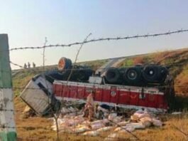 शराब तस्करी के लिए बिहार जा रहा ट्रक पूर्वांचल एक्सप्रेस-वे पर पलटा, आगे-पीछे तस्करों ने भरी थीं मिट्टी पूर्वांचल एक्सप्रेस-वे