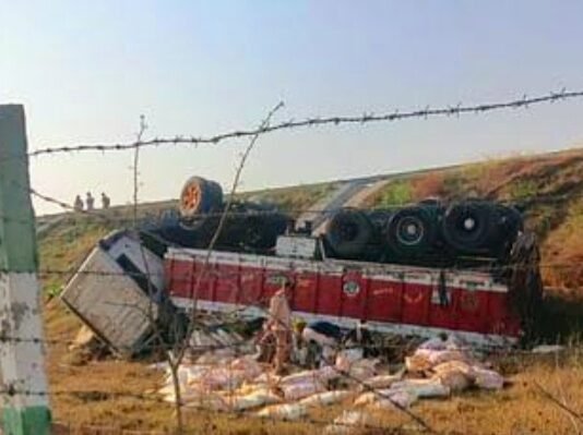शराब तस्करी के लिए बिहार जा रहा ट्रक पूर्वांचल एक्सप्रेस-वे पर पलटा, आगे-पीछे तस्करों ने भरी थीं मिट्टी पूर्वांचल एक्सप्रेस-वे