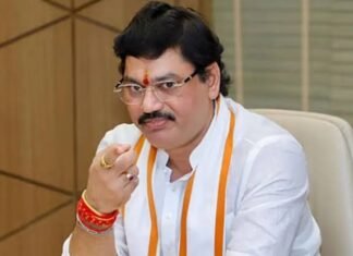 धनंजय मुंडे ने छोड़ा मंत्री पद, सीएम फडणवीस को सौंपा इस्तीफा धनंजय मुंडे