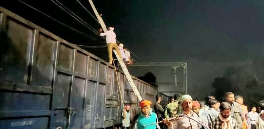 लखनऊ-सुल्तानपुर ट्रैक पर ट्रक व मालगाड़ी की टक्कर, चालक गंभीर रूप से घायल मालगाड़ी की टक्कर