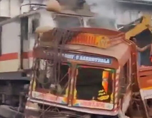 महाराष्ट्र में रेल हादसा, अमरावती एक्सप्रेस ट्रक से टकराई, इंजन में लगी आग अमरावती एक्सप्रेस