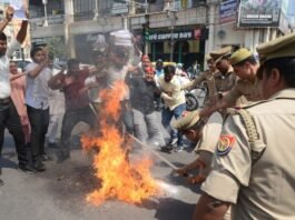 सांसद रामजी लाल के आवास पर हमले के विरोध में सपाईयों ने किया प्रदर्शन, फूंका पुतला, पुलिस ने विधायक पल्लवी पटेल को हिरासत में लिया पुतला फूंका