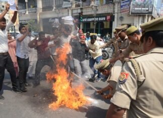 सांसद रामजी लाल के आवास पर हमले के विरोध में सपाईयों ने किया प्रदर्शन, फूंका पुतला, पुलिस ने विधायक पल्लवी पटेल को हिरासत में लिया पुतला फूंका