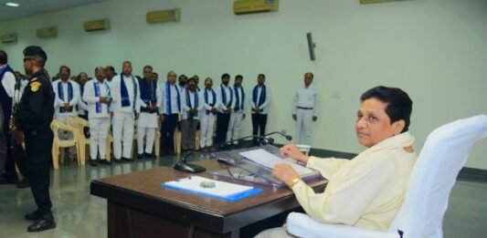 बसपा नेताओं के साथ बैठक कर मायावती ने दी योगी सरकारों को नसीहत, ‘कर्म को धर्म मानकर करें काम’ मायावती