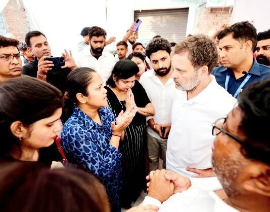 पहलगाम आतंकी हमले में जान गंवााने वाले शुभम द्विवेदी के घर कानपुर पहुंचे राहुल, माता-पिता को बंधाया ढांढस राहुल गांधी