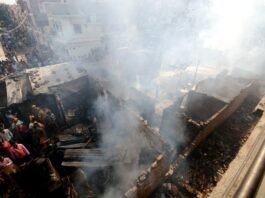 सआदतगंज में लगी भीषण आग में 18 झोपड़ियां राख, सिलेंडर के धमाकों से कांपी मकानों की दीवारें भीषण आग
