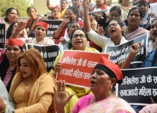 CM रेखा गुप्ता के खिलाफ समाजवादी महिला सभा का लखनऊ में प्रदर्शन, उठाई माफी मांगने की मांग समाजवादी महिला सभा