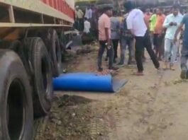 BKT में खड़ी कंटेनर को ट्राला ने मारी टक्कर, दो मजदूरों की दबकर मौत, ड्राइवर फंसा भीषण टक्कर