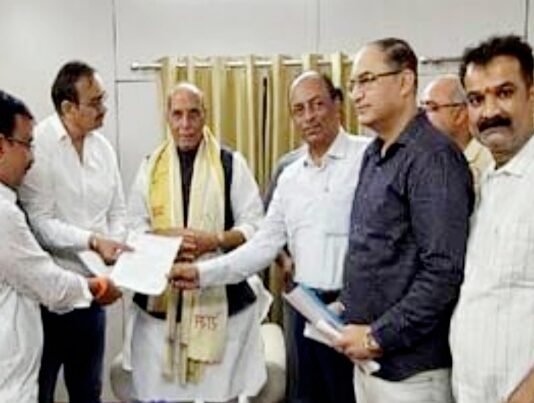 रक्षामंत्री से लखनऊ में मिल व्यापारियों ने कल्याण बोर्ड गठन व बिजली कटौती से मुक्ति समेत इन मांगों का सौंपा ज्ञापन रक्षामंत्री