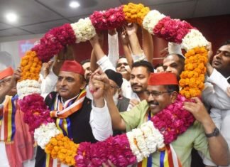बसपा को झटका दे सपा में शामिल हुए दद्दू प्रसाद, अखिलेश ने कही ये बातें दद्दू प्रसाद