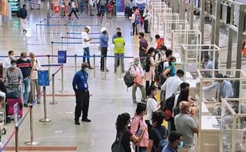अमौसी एयरपोर्ट पर दर्जनभर फ्लाइट हुईं लेट, नाराज यात्रियों ने किया हंगामा लखनऊ एयरपोर्ट