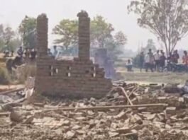 गोसाईंगंज की पटाखा फैक्ट्री में ब्लास्ट से 20 फीट ऊंची उड़ी टीन शेड, कारीगर घायल पटाखा फैक्ट्री