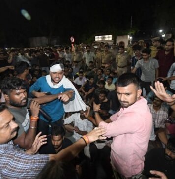 लखनऊ यूनिवर्सिटी के छात्रों का हंगामा, IT चौराहे पर दो गुट भिड़े, कई के फूटे सर लखनऊ यूनिवर्सिटी
