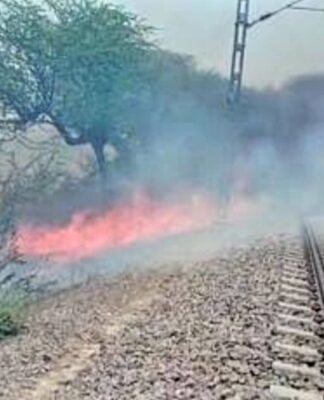 पटरी के किनारे आग