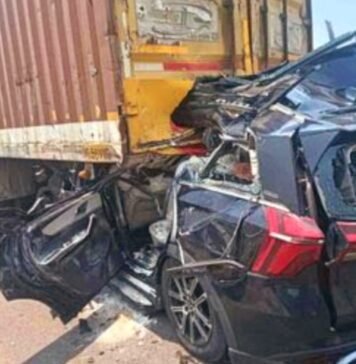 आगरा-लखनऊ एक्सप्रेसवे पर तेज रफ्तार कार कंटेनर में घुसी, मां-बेटी समेत चार की मौत आगरा-लखनऊ एक्सप्रेस-वे