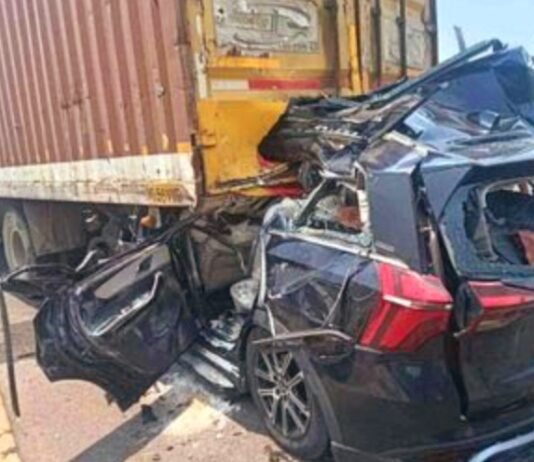 आगरा-लखनऊ एक्सप्रेसवे पर तेज रफ्तार कार कंटेनर में घुसी, मां-बेटी समेत चार की मौत आगरा-लखनऊ एक्सप्रेस-वे