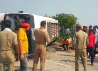 जौनपुर: हाईवे पर पलटी तेज रफ्तार प्राइवेट बस, चार यात्रियों की दर्दनाक मौत, 15 घायल भीषण सड़क हादसा