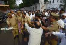 कांग्रेसियों ने फूंका पुतला