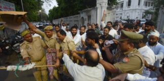 कांग्रेसियों ने फूंका पुतला