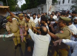 राहुल गांधी की तस्वीर से छेड़छाड़ के विरोध में कांग्रेसियों ने लखनऊ में फूंका BJP IT सेल हेड अमित का पुतला कांग्रेसियों ने फूंका पुतला