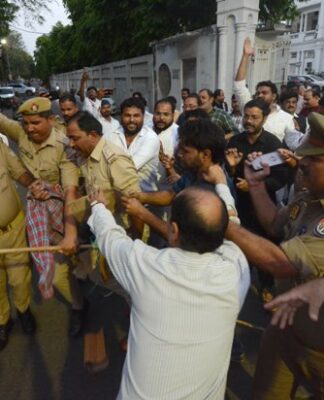 कांग्रेसियों ने फूंका पुतला