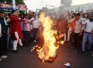 ब्रजेश पाठक पर अभद्र टिप्पणी मामले में सपा मीडिया सेल के खिलाफ मुकदमा दर्ज, भाजपाईयों ने फूंका अखिलेश का पुतला अखिलेश का पुतला