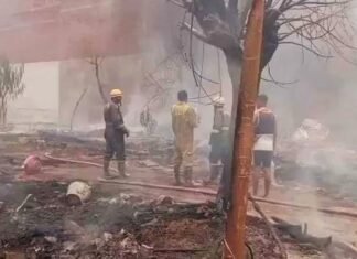 कृष्णानगर की 30 झोपड़ियों में लगी भीषण आग, सिलेंडर के धमाकों के बीच जान बचाकर भागे लोग झोपड़ियों में लगी आग