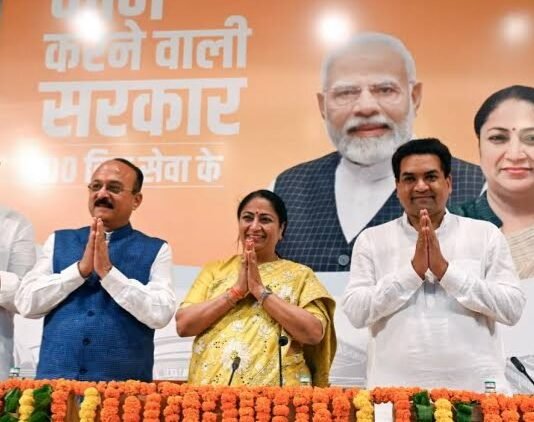 दिल्ली में भाजपा सरकार के पूरे हुए सौ दिन, ‘कार्यपुस्तिका’ जारी कर CM रेखा ने कहा, सड़कों पर कर रहें काम रेखा गुप्ता