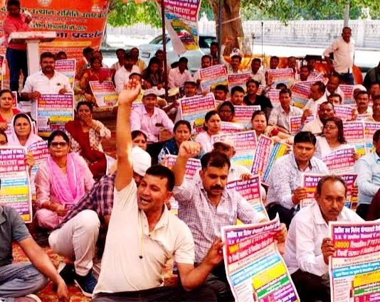 लखनऊ में प्रदर्शन कर शिक्षामित्रों ने बयां किया दर्द, मजदूर से भी कम मिल रहा वेतन शिक्षामित्रों का प्रदर्शन