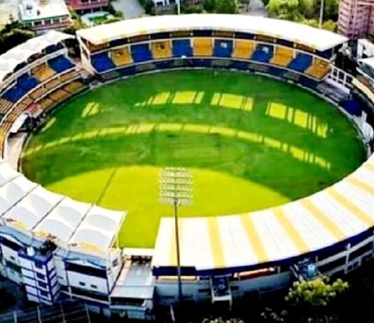 बम से उड़ाने की धमकी