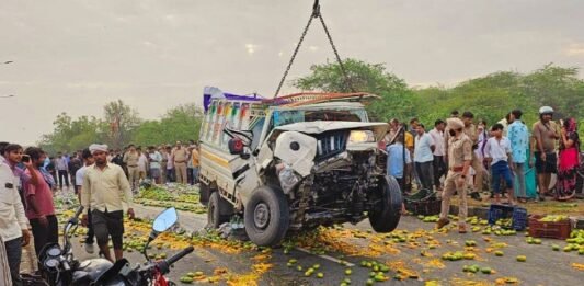 लखनऊ से आम ले जा रहे मालवाहक की चपेट में आने से तीन मॉर्निंग वॉकर्स की मौत, ड्राइवर ने भी तोड़ा दम तेज रफ्तार मैक्स