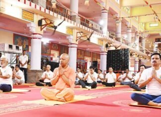 गोरखपुर में मुख्यमंत्री तो लखनऊ में डिप्टी सीएम ने किया योग अंतरराष्ट्रीय योग दिवस