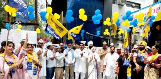 गुजरात-पंजाब उपचुनाव में AAP की जीत पर कार्यकर्ताओं ने मनाया लखनऊ में जश्न जीत का जश्न
