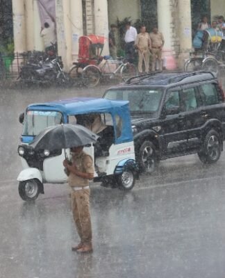मौसम हुआ सुहावना