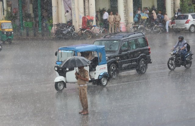 मौसम हुआ सुहावना मौसम हुआ सुहावना