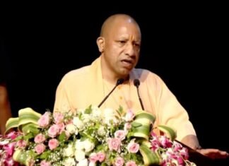 मेधावी छात्रों को सम्मानित कर मुख्यमंत्री योगी ने कहा, बालिकाएं मेहनत में बालकों से रहीं आगे छात्रों को सम्मानित