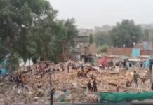 झुग्गियों को ध्वस्त