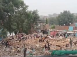झुग्गियों को ध्वस्त