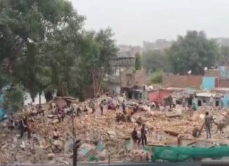 राजधानी की झुग्गियों पर चला विकास प्राधिकरण का बुलडोजर, AAP ने कहा, भाजपा सरकार में उजाड़े जा रहे गरीबों के आशियाने झुग्गियों को ध्वस्त