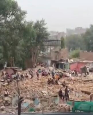 झुग्गियों को ध्वस्त