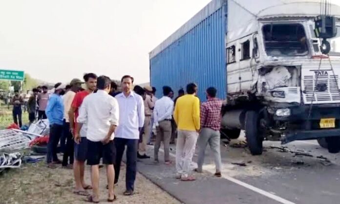 भीषण सड़क हादसा