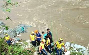 बद्रीनाथ जा रही बस अलकनंदा में समाई, दो तीर्थयात्रियों की मौत, दस लापता बद्रीनाथ